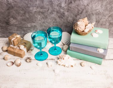 Mavi gözlük, kabukları, kitaplar, hediyeler