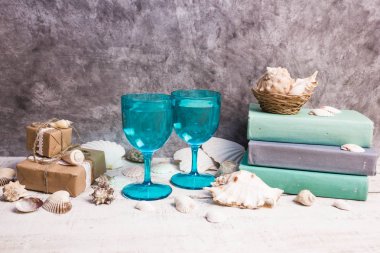 Mavi gözlük, kabukları, kitaplar, hediyeler