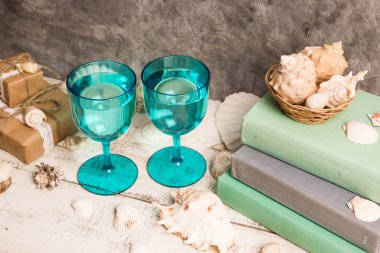 Mavi gözlük, kabukları, kitaplar, hediyeler