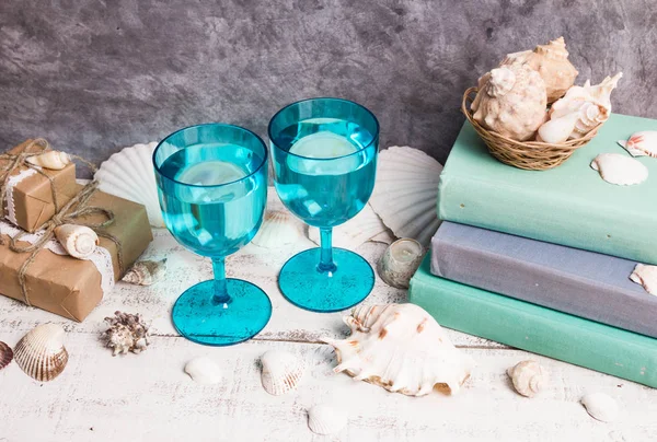 Mavi gözlük, kabukları, kitaplar, hediyeler