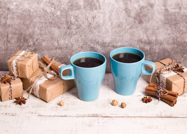 Két kék kávéscsészét, ajándékok a fa fehér háttér — Stock Fotó