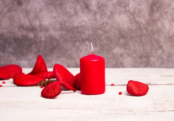 Rote Kerzen, Blütenblätter in Herzform — Stockfoto