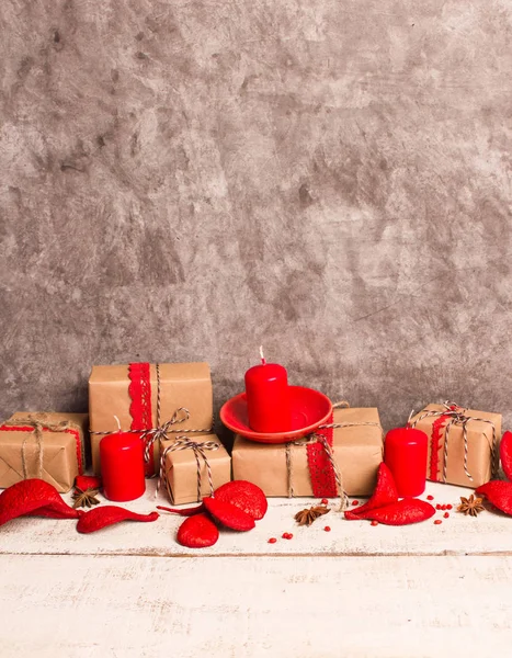 Κόκκινα κεριά, πέταλα σε σχήμα καρδιάς, δώρα — Φωτογραφία Αρχείου