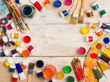 Fırçalar ve palet Beyaz ahşap zemin üzerinde.