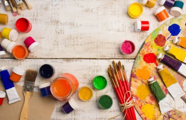 Fırçalar ve palet Beyaz ahşap zemin üzerinde.