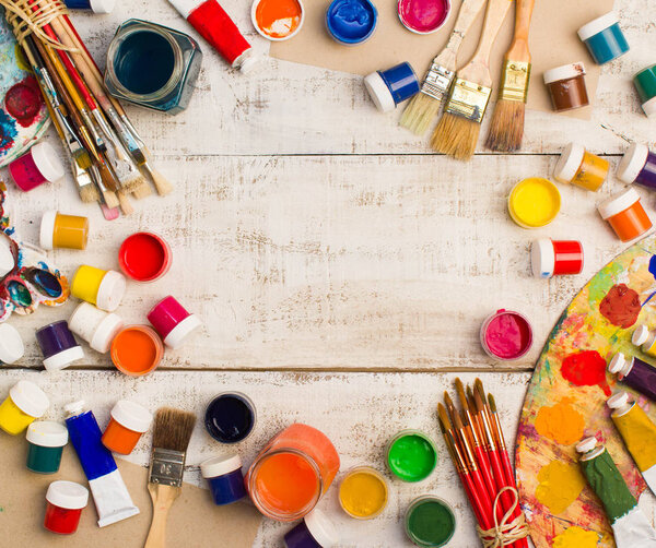 Краски, кисти и палитры на фоне белого дерева
.