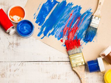 Fırçalar ve palet Beyaz ahşap zemin üzerinde.