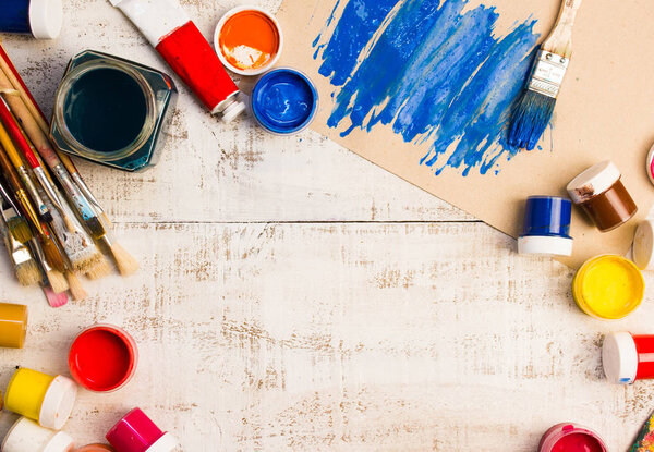 Краски, кисти и палитры на фоне белого дерева
.