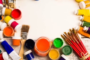 Fırçalar ve palet Beyaz ahşap zemin üzerinde.