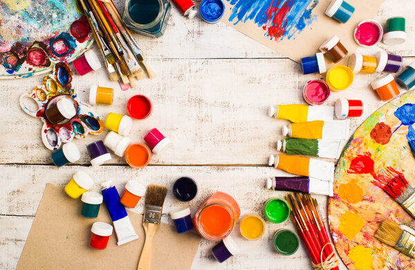 Краски, кисти и палитры на фоне белого дерева
.