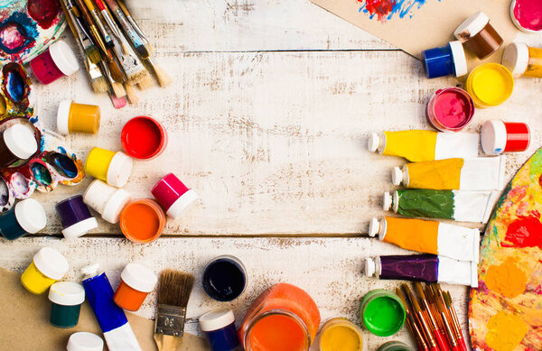 Краски, кисти и палитры на фоне белого дерева
.