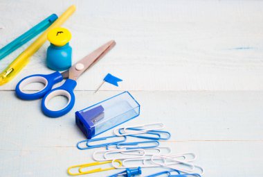 Ataç, iğne, dizüstü bilgisayarlar, kalem, kalem, cetveller, makas alanı ile ahşap masanın üzerinde yatan metin yazmak için gibi okul kırtasiye ürünleri