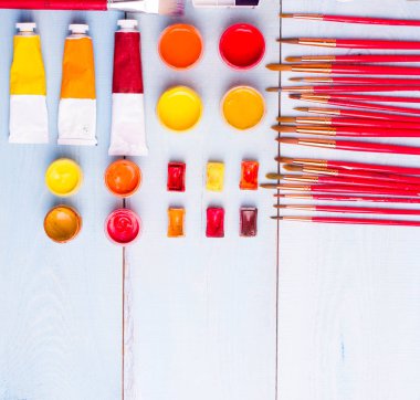 Boyalar, fırçalar ve palet ahşap arka plan üzerinde. Sanatçı işyeri. Okul için Banner. 