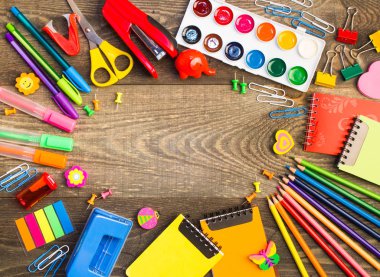 Ataç, iğne, dizüstü bilgisayarlar, kalem, kalem, cetveller, makas alanı ile ahşap masanın üzerinde yatan metin yazmak için gibi okul kırtasiye ürünleri