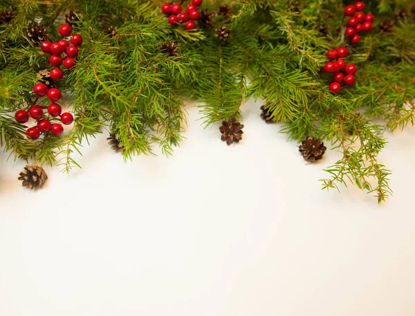 Fondo Navidad Año Nuevo Ramas Abeto Bayas Rojas Conos Sobre —  Fotos de Stock