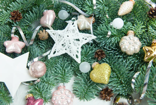 圣诞节或新年背景 冷杉树枝 玩具和白色背景的球果 — 图库照片