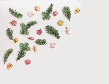 Noel veya Yeni Yıl arkaplanı: Beyaz arka planda köknar ağacı dalları ve oyuncaklar