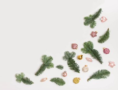 Noel veya Yeni Yıl arkaplanı: Beyaz arka planda köknar ağacı dalları ve oyuncaklar