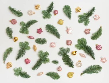 Noel veya Yeni Yıl arkaplanı: Beyaz arka planda köknar ağacı dalları ve oyuncaklar