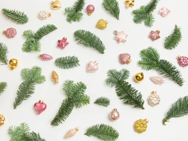 Noel veya Yeni Yıl arkaplanı: Beyaz arka planda köknar ağacı dalları ve oyuncaklar