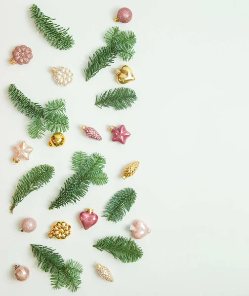 Fondo Navidad Año Nuevo Ramas Abeto Juguetes Sobre Fondo Blanco — Foto de Stock