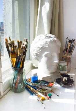 Renkli ve fırçalı işyeri ressamı paleti. Renklerin paleti, yaratıcı bozukluk, sanat.