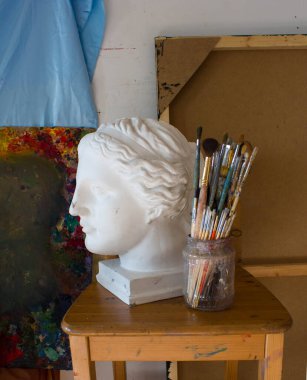 Renkli ve fırçalı işyeri ressamı paleti. Renklerin paleti, yaratıcı bozukluk, sanat.