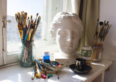 Renkli ve fırçalı işyeri ressamı paleti. Renklerin paleti, yaratıcı bozukluk, sanat.
