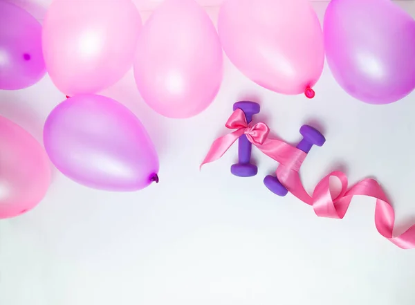 Mancuernas Con Cinta Rosa Globos Sobre Fondo Blanco — Foto de Stock