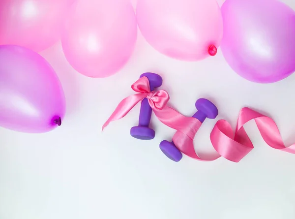 Гантели Розовой Лентой Воздушными Шарами Белом Фоне — стоковое фото