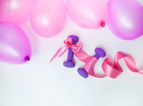 Haltères Avec Ruban Rose Ballons Sur Fond Blanc — Photo