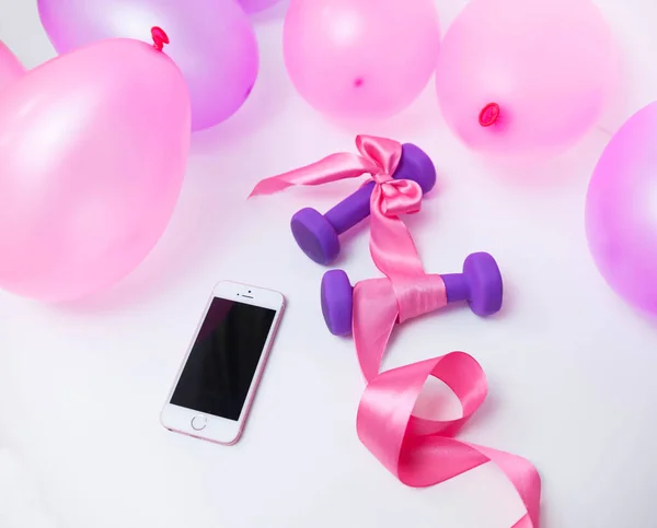 Smartphone Haltères Avec Ruban Ballons Sur Fond Blanc — Photo