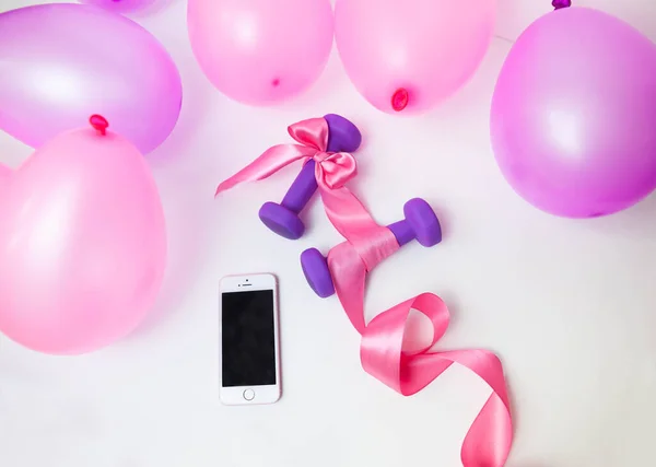 Smartphone Haltères Avec Ruban Ballons Sur Fond Blanc — Photo