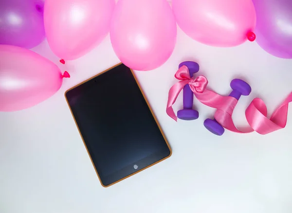 Tablette Numérique Haltères Avec Ruban Ballons Sur Fond Blanc — Photo