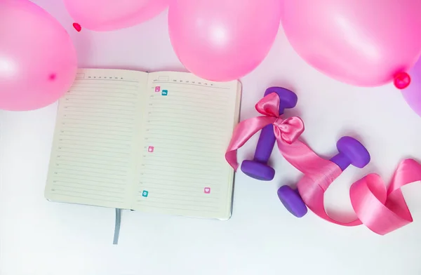 Planista Hantlami Różowymi Balonami — Zdjęcie stockowe
