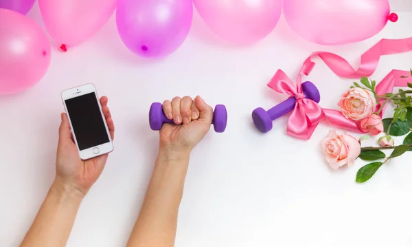 Personne Tenant Smartphone Haltère Avec Ballons Fleurs Sur Blanc — Photo