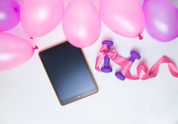 Tablette Numérique Haltères Avec Ruban Ballons Sur Fond Blanc — Photo