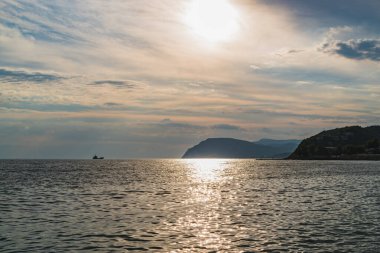 Karadeniz üzerinde bulutlu bir gökyüzünde gün batımı. Novorossiysk. Shirokaya Köyü Balka