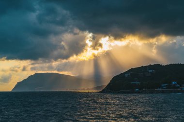 Karadeniz üzerinde bulutlu bir gökyüzünde gün batımı. Novorossiysk. Shirokaya Köyü Balka