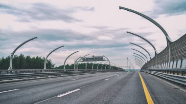 Bulutlu bir günde boş bir otoyol, mavi renkli görüntüler. Doğal ışık