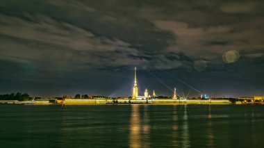 St. Petersburg 'daki Peter ve Paul kalesinin gece görüşü. Rusya.