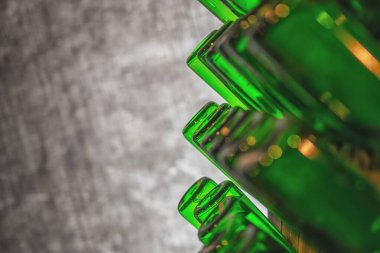 Şarap üretimi için bağcılık, boş cam şişeler.