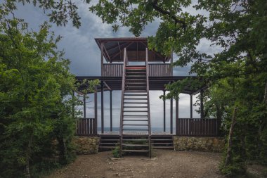 Yoga ve denizin arka planında meditasyon için iki katlı bir çardak.