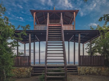 Yoga ve denizin arka planında meditasyon için iki katlı bir çardak.