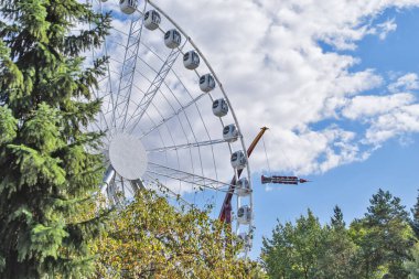 Mavi gökyüzüne karşı dönme dolap. Eğlence parkı