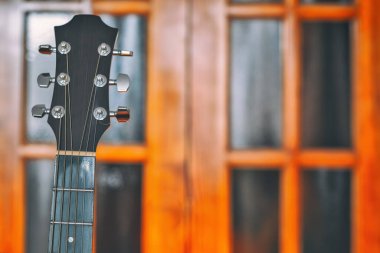 gitar boyun akustik gitar bulanık arkaplan, yakın plan