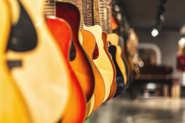 Arka arkaya takılan akustik gitarlar, seçici odak, yakın çekim