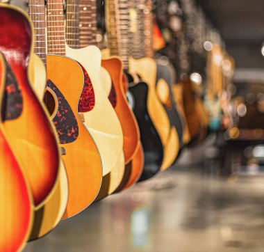 Arka arkaya takılan akustik gitarlar, seçici odak, yakın çekim