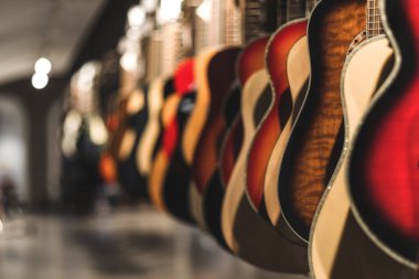 Arka arkaya takılan akustik gitarlar, seçici odak, yakın çekim