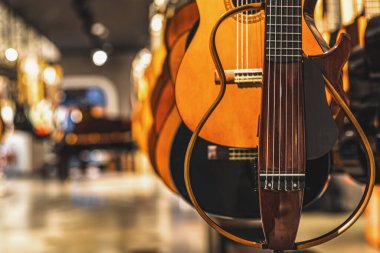 Arka arkaya takılan akustik gitarlar, seçici odak, yakın çekim